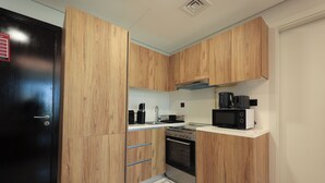 Classic Apartment, Balcony, Canal View | Private kitchen - Bloomfields 1BR in Al Maryah Vista (Abu Dhabi)