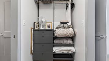 Un meuble de rangement compact doté d’un ventilateur, d’un miroir et d’un ensemble de tiroirs.