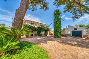 A courtyard with a building, a stone wall, and a tree. - Finca with pool Son Manyo Gran I Sa Pobla (Sa Pobla)