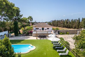 Une villa dotée d’une piscine, d’un espace extérieur aménagé et offrant une vue sur le paysage environnant.