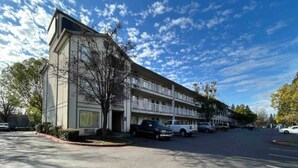 A multi-story motel with a parking lot, a clear sky, and trees. - 2 Queen Beds|Non-Smoking,Kitchen (Rancho Cordova)
