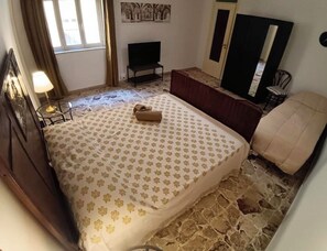 Tabla de planchar con plancha, acceso a internet y ropa de cama 