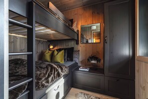 A compact room with a bunk bed, a small desk, a mirror, and a wardrobe. - Mountain apartment in Hemsedal - For skiing and mountain tours (Hemsedal)