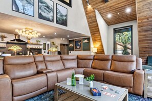 Ein modernes Wohnzimmer mit einer Eckcouch, einem Couchtisch und einem Kamin.