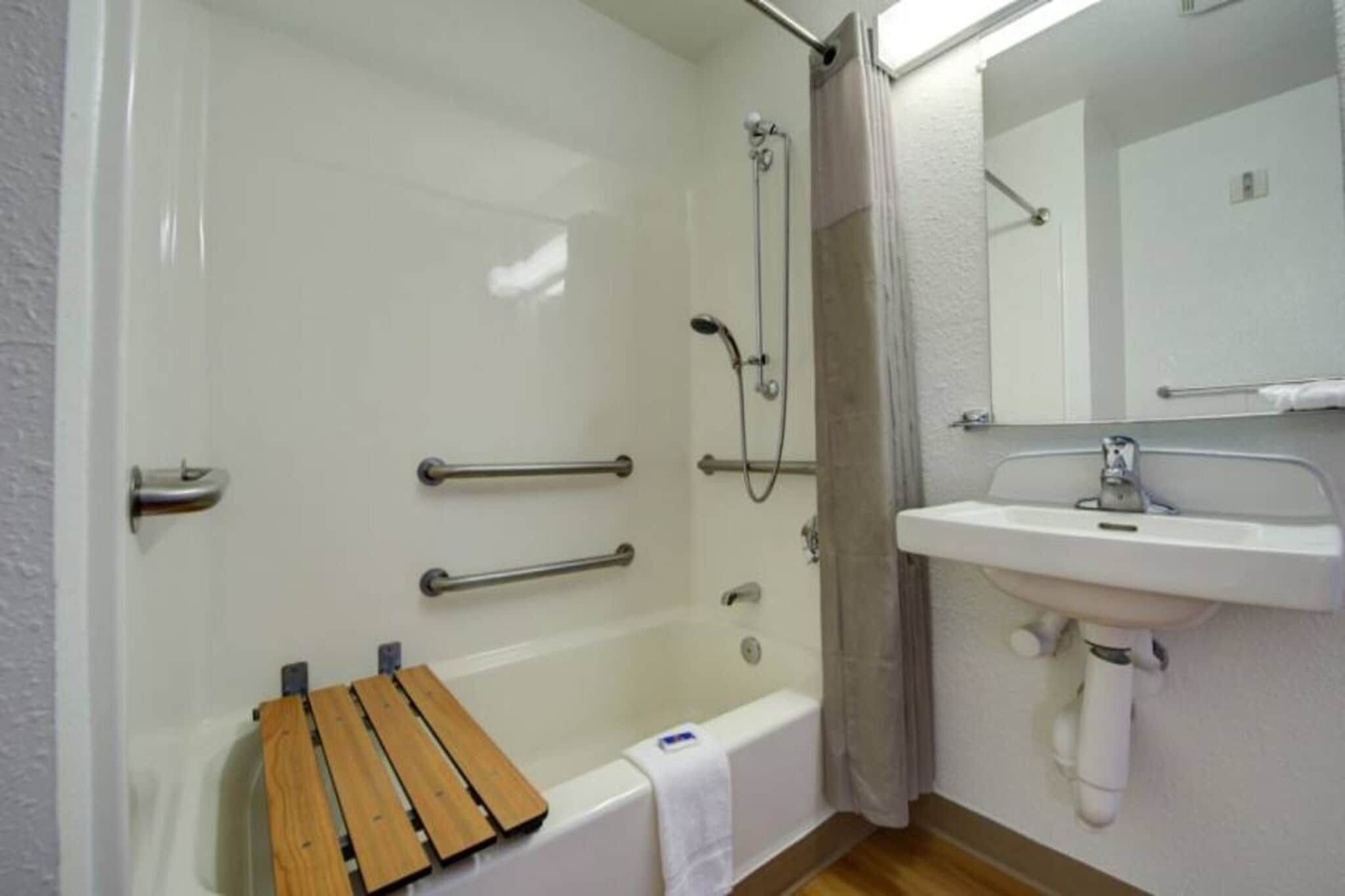 Une salle de bain avec une baignoire, une douche et un lavabo.