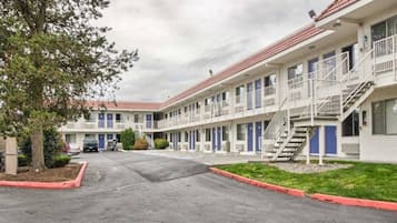 Un motel doté de nombreuses chambres, d’une cour intérieure et d’un parking.