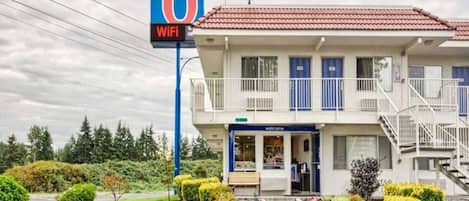 Un motel con un letrero que indica el número 6 y acceso a WiFi.