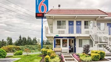 A motel with a sign indicating it offers WiFi.
