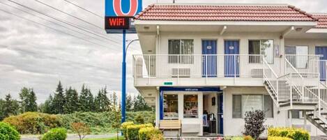A motel with a sign indicating the number 6 and WiFi availability.