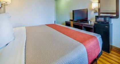 1 King Bed Micfridge | Santa Rosa, NM
