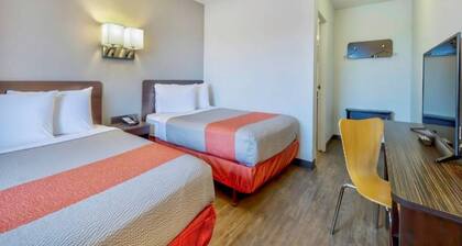 2 Queen Beds|Micfridge