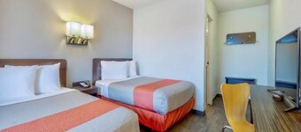 2 Queen Beds|Micfridge