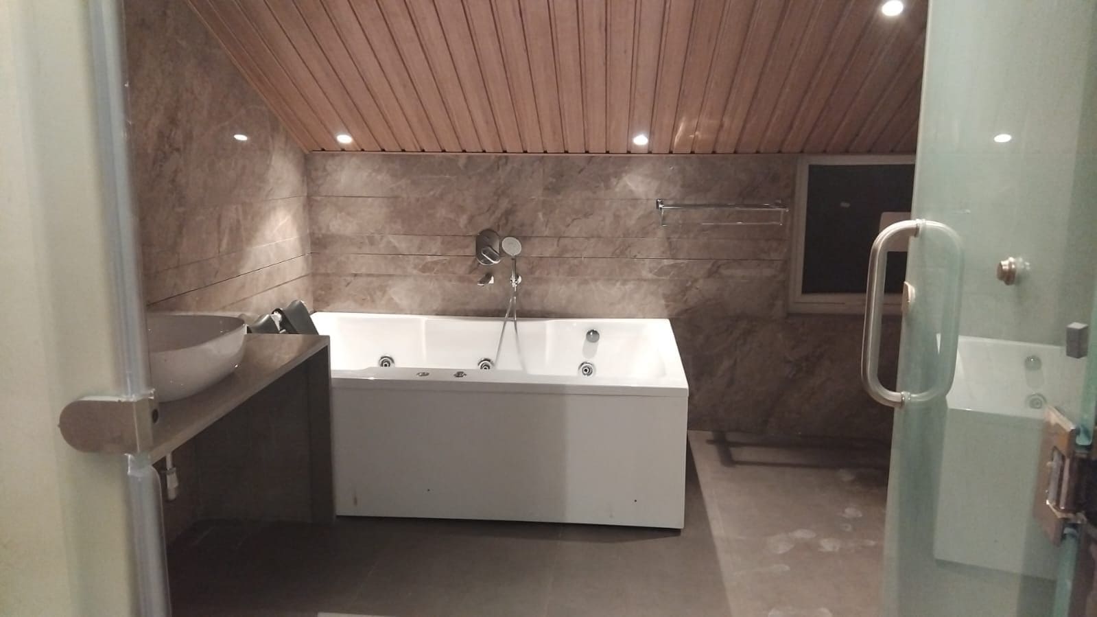 Junior Suite, Hill View | Bathroom | Slippers, towels, soap, shampoo
