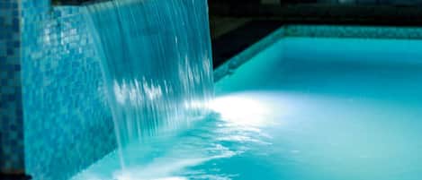 Una piscina con una fuente de agua.