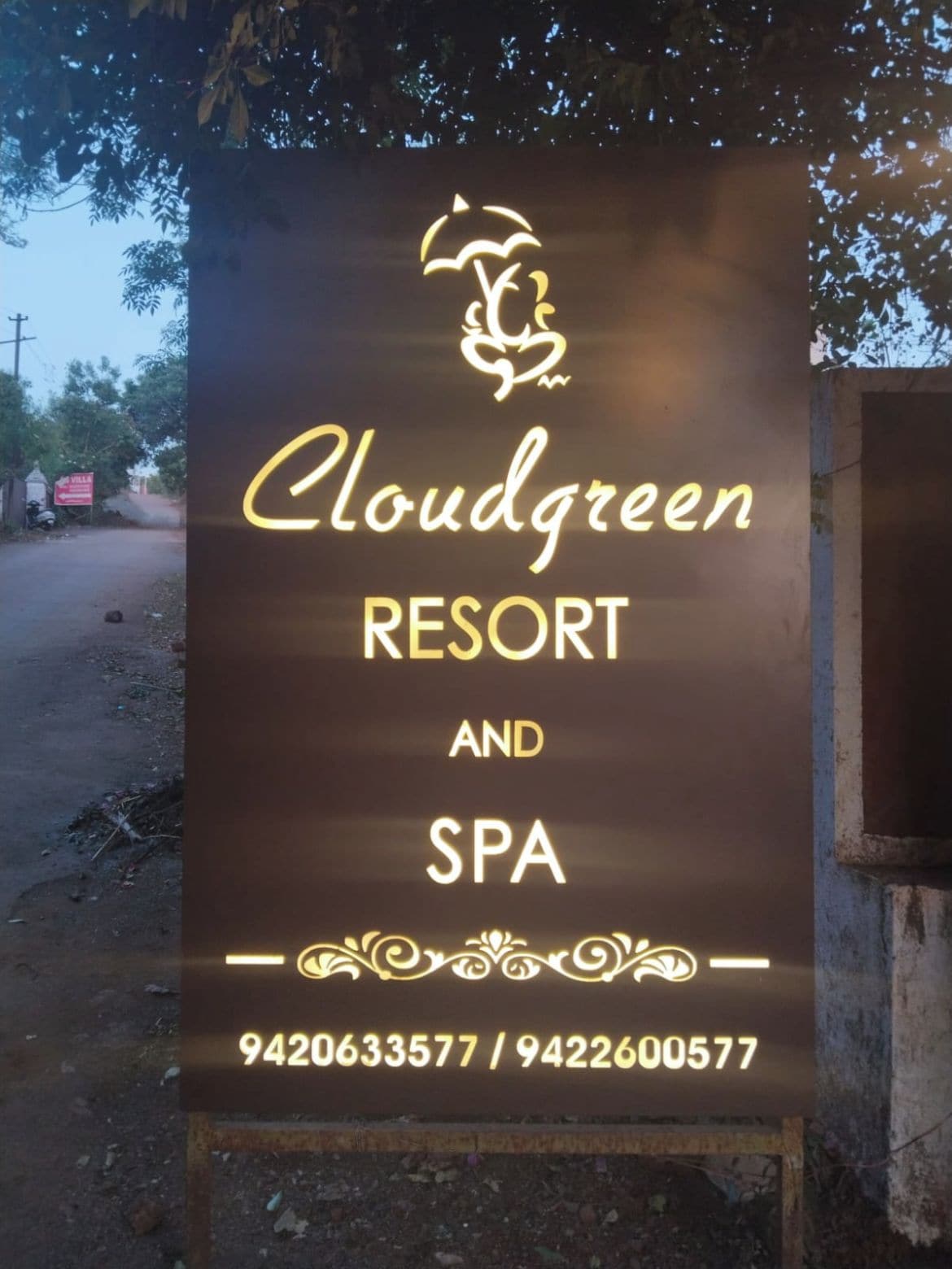 Segnaletica per Cloudgreen Resort and Spa con i numeri di contatto.