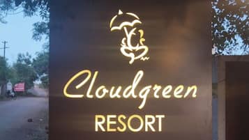 Placa do Cloudgreen Resort e Spa com números de contato.