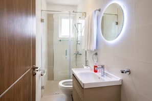 Dusche, Haartrockner, Bidet, Handtücher