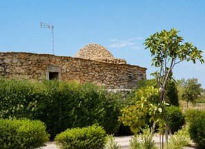 Un bâtiment en pierre avec un toit plat et une petite entrée.