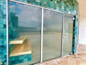 Un edificio moderno con amplios ventanales y fachada de azulejos.