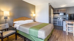 Room - Cozy Queen Bed Non-Smoking Room (Albuquerque)