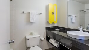 Bathroom - Cozy Queen Bed Non-Smoking Room (Albuquerque)