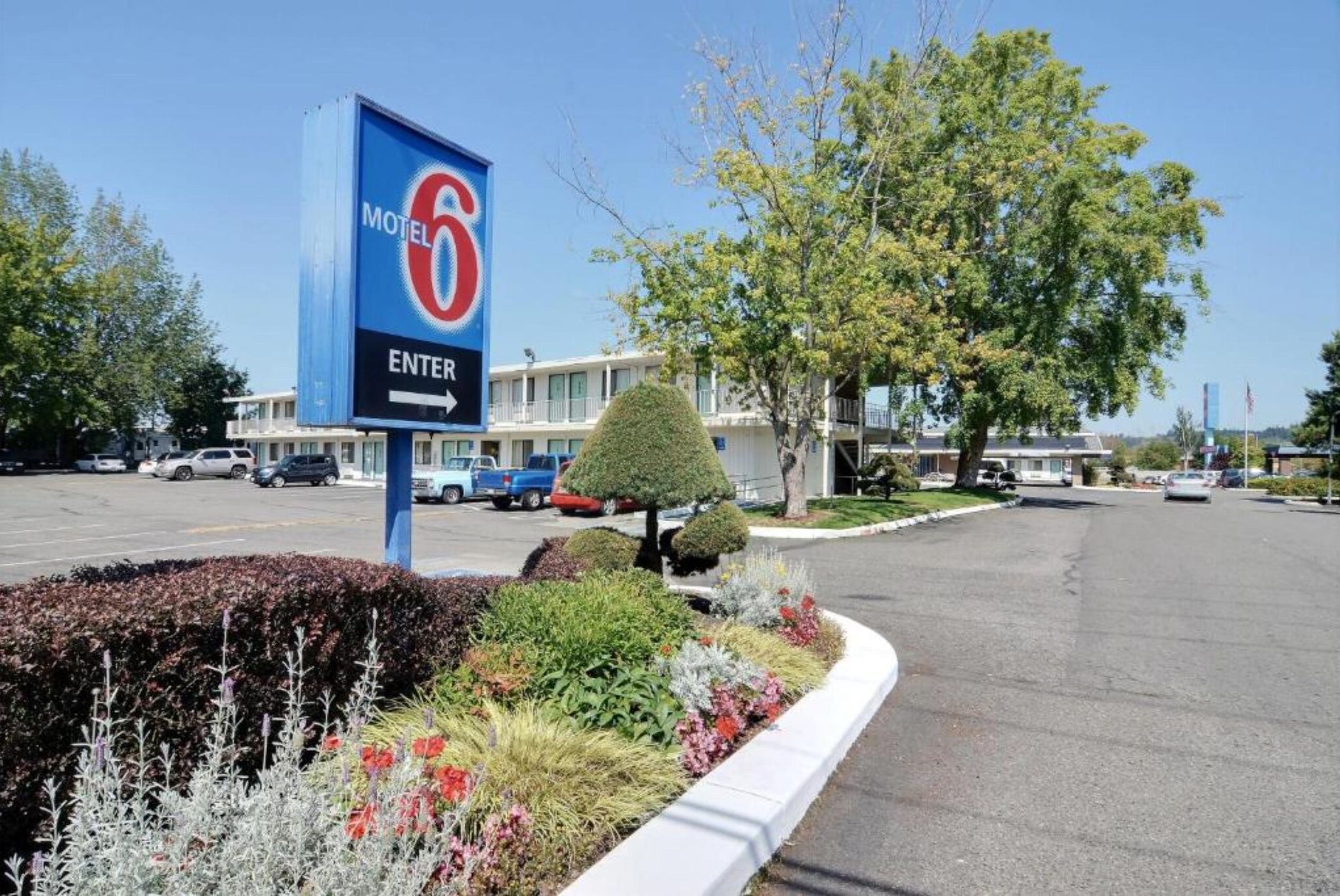Ein Schild eines Motels mit einem Pfeil, der den Eingang zeigt.