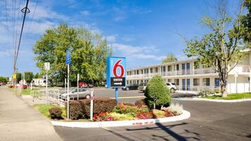 Un motel avec une enseigne indiquant le numéro 6.