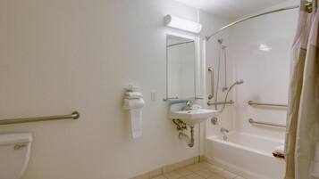 Een badkamer met toilet, wastafel en douchehoek.