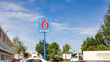 A motel sign with a large number 6 and the text 'WI FI HERE' indicating the availability of Wi-Fi.