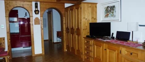 Un intérieur en bois avec une télévision, un bureau et une chaise.