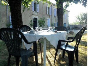 Outdoor dining - Vrbo Property (Sauve)