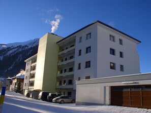 A multi-story hotel with a flat roof and a garage. - M Köhler Appartement/Fewo, Dusche oder Bad, WC 1-Zimmerwohnung by Interhome (Davos)