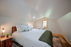 A bedroom with a bed, bedside table, lamp, and a window. - Pond & Overlook! Cabin Near Blue Rock State Park (Blue Rock)