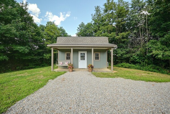 Exterior - Pond & Overlook! Cabin Near Blue Rock State Park (Blue Rock)