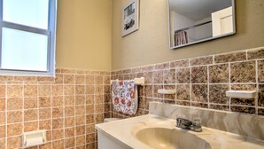 Ein Badezimmer mit Toilette, Waschbecken und Spiegel.