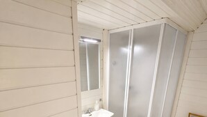 Kylpyhuone, jossa on wc, pesuallas ja suihku.