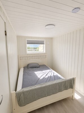 A single bed in a room with white walls and a sloped ceiling. - Bright & Spacious Guest Suite Near Drammen (Drammen)