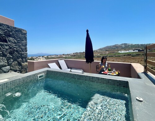 Enjoy the luxury of a 5-star villa with a jacuzzi!