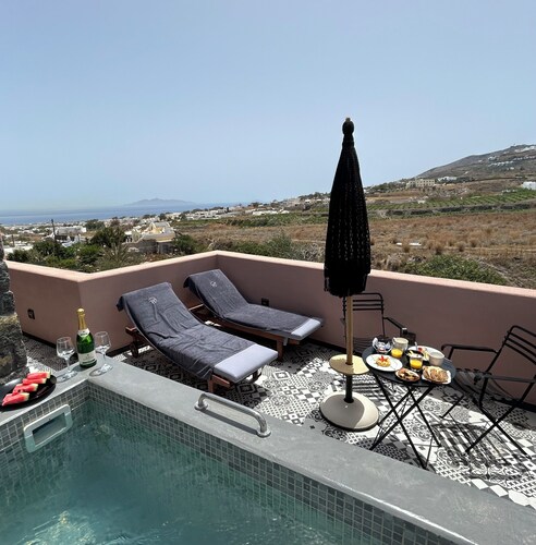 Enjoy the luxury of a 5-star villa with a jacuzzi!