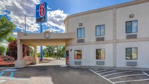 Un motel con un ampio parcheggio e un cartello che indica una camera singola.