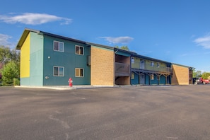 A multi-story building with a flat roof, a fire hydrant, and a clear sky. - See the Royal Gorge! Cañon City Apartment (Cañon City)