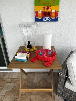 A wooden table with a blender, a white candle, and a sign that reads 'NO WORKING DURING DRINKING HOURS'. - Spacious 4-bedroom house with AC in beautiful Cape Coral (Cape Coral)
