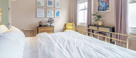 Tabla de planchar con plancha, wifi, ropa de cama