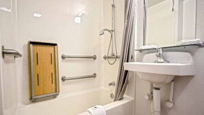 Bathroom - 2 Queen Beds | Micfridge (EAST BRUNSWICK)