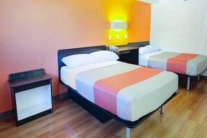 Ein Hotelzimmer mit einem Bett, Nachttischen, einer Nachttischlampe und einer Wandleuchte.