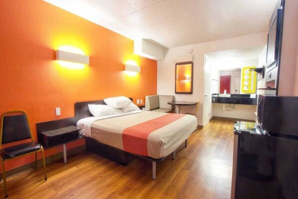 Room - 1 King Bed | Micfridge (Piscataway)