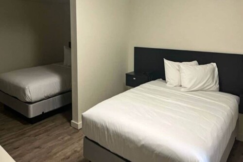 1 Queen Bed | Mobil Access Tub Nsmk Kitchen