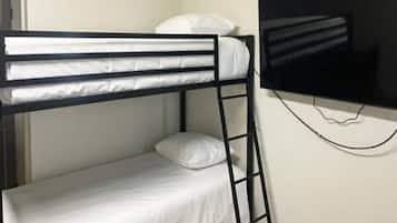 Ein Etagenbett mit einem an der Wand darüber angebrachten Fernseher.