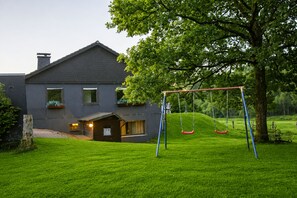 A modern house with a swing set in the yard. - A cozy, well-furnished half-timbered house near Winterberg Hildfeld. (Hildfeld)