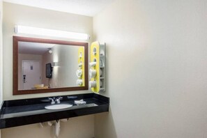 Bathroom - 1 King Bed | Smoking (NEW BRUNSWICK)